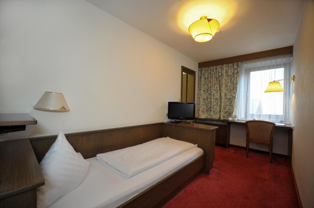 Hotel Goldener Loewe Kufstein Room photo